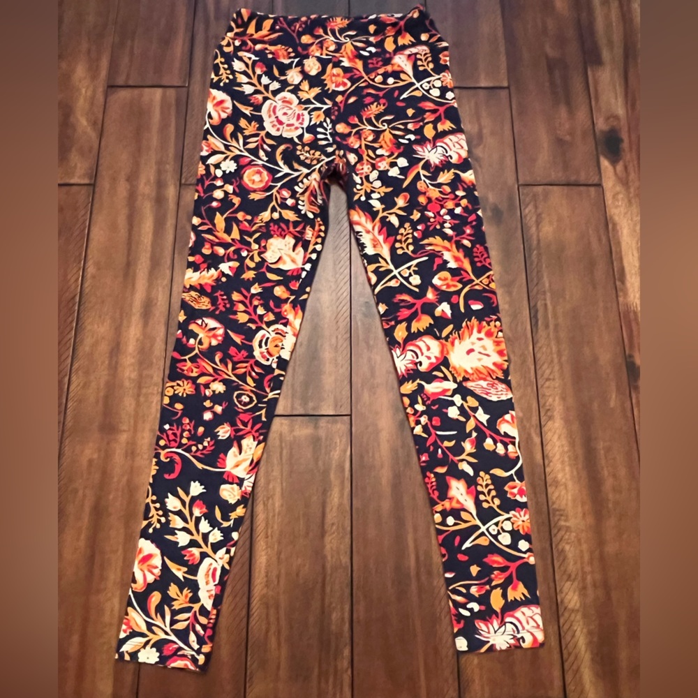 Lularoe leggings. Size - OS. Lightly used, excellent condition.